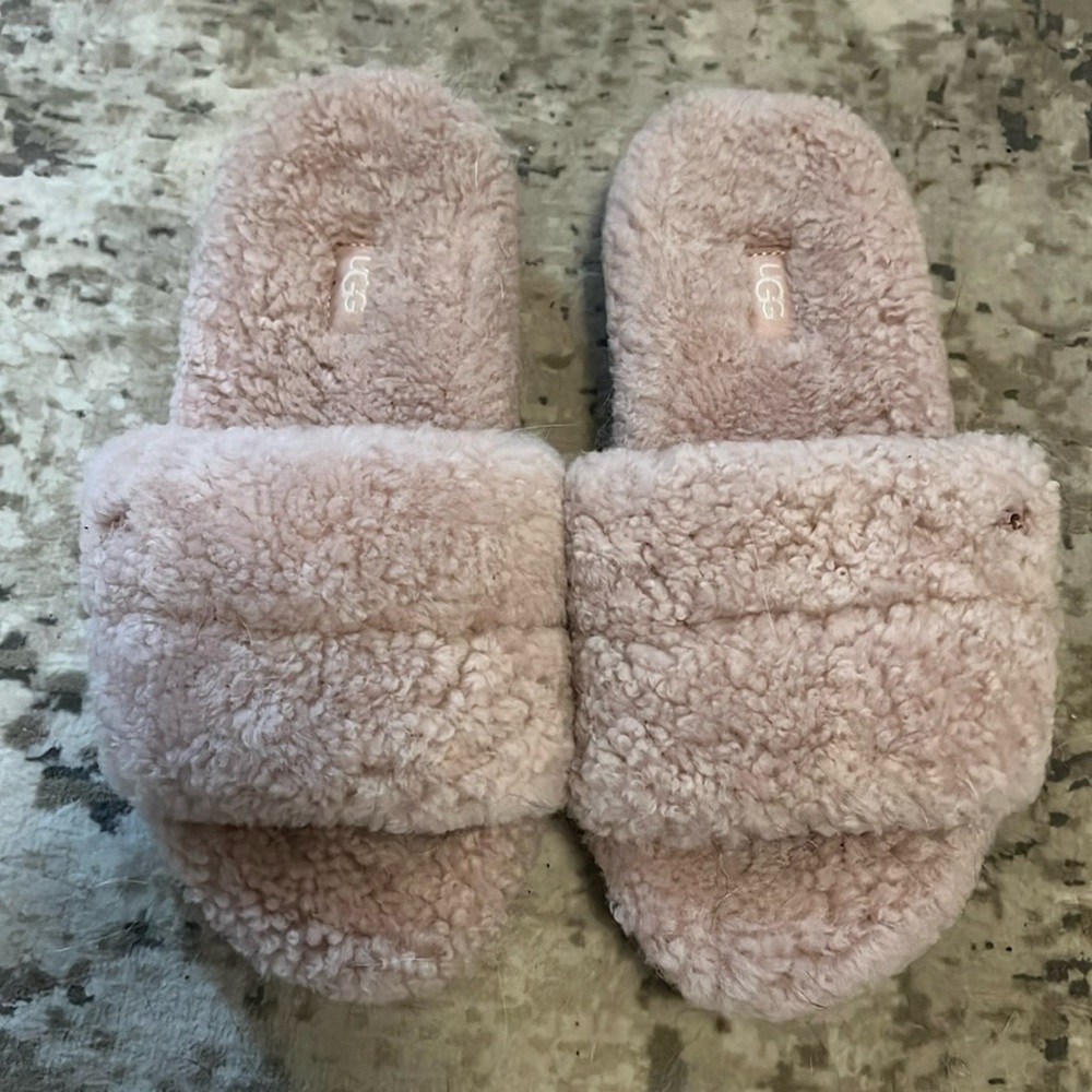 Women ugg slide slipper. Light pink. Size 7. Lightly worn